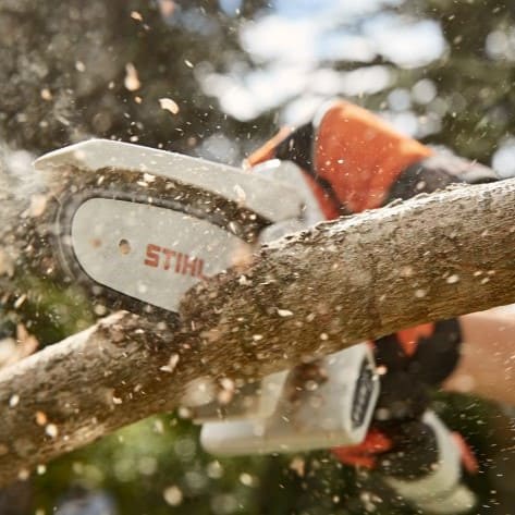 Mini motosierra Stihl en acción