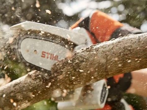 Mini motosierra Stihl en acción