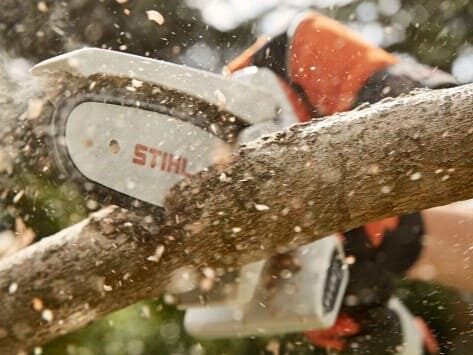 Mini motosierra Stihl en acción